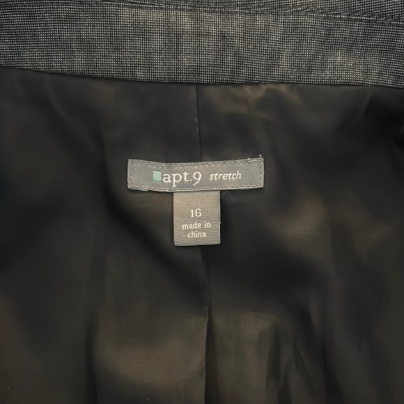 Women’s Gray Suit with Sleeveless Top - Picture 2 of 4